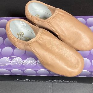 NWT Ladies size 5 Jazz dance shoe  by Dance Class in soft tan